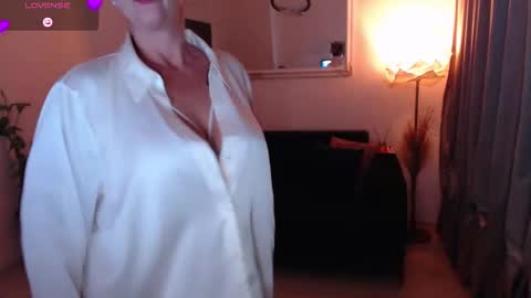 Snapshot of unfulfilledwife chatting on 11.14.25 Eva online show from 11.14.25