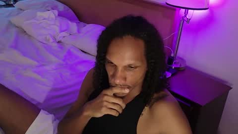 Snapshot of uniballboy chatting on 04.08.26 Uni Ball online show from 04.08.26