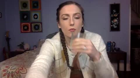 Lola Moonstone online show from 11.11.25