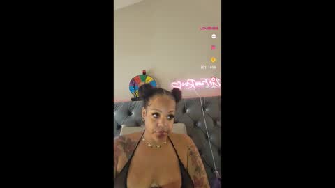 Snapshot of urfaveriri chatting on 10.31.25 urfaveriri online show from 10.31.25