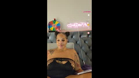 Snapshot of urfaveriri chatting on 11.04.25 urfaveriri online show from 11.04.25