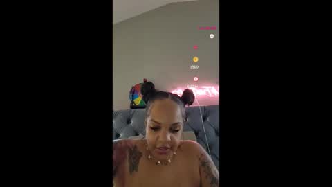 Snapshot of urfaveriri chatting on 11.08.25 urfaveriri online show from 11.08.25