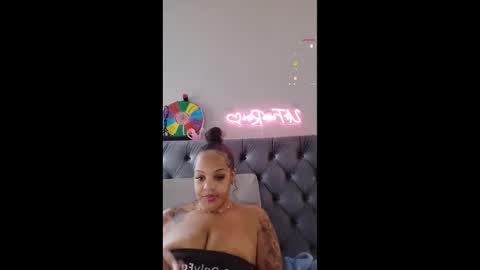 Snapshot of urfaveriri chatting on 11.10.25 urfaveriri online show from 11.10.25