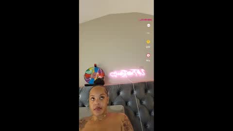 Snapshot of urfaveriri chatting on 11.23.25 urfaveriri online show from 11.23.25