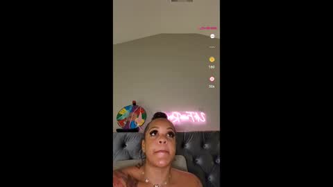 Snapshot of urfaveriri chatting on 11.29.25 urfaveriri online show from 11.29.25