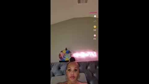 Snapshot of urfaveriri chatting on 12.04.25 urfaveriri online show from 12.04.25