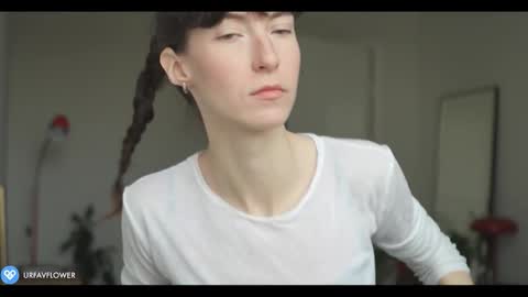 Snapshot of urfavflwers chatting on 11.23.25 Aleksandra online show from 11.23.25