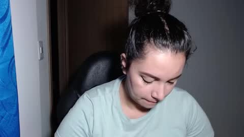 Snapshot of v_vennus chatting on 02.10.25 Vennus online show from 02.10.25