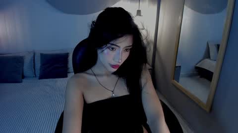 Snapshot of vaiolethsan chatting on 12.31.24 Vaioleth online show from 12.31.24