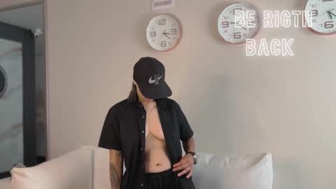 Snapshot of valen_rouse_ chatting on 12.03.25 Liam smith online show from 12.03.25