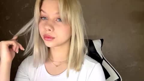 Snapshot of valenestimus chatting on 11.29.25 Olachka online show from 11.29.25