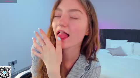 Snapshot of valenora1 chatting on 06.19.26 Nora online show from 06.19.26