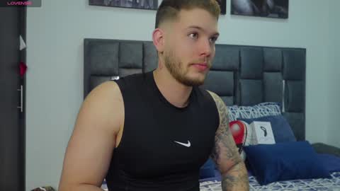 Snapshot of valentino_ferrari28 chatting on 01.25.25 Valentino Ferrari online show from 01.25.25