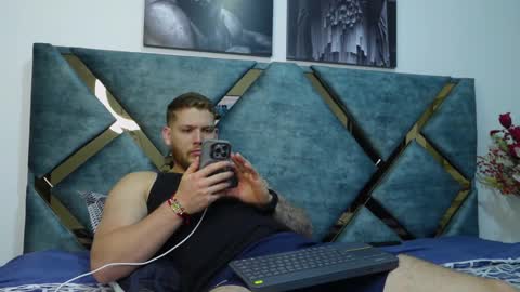 Snapshot of valentino_ferrari28 chatting on 10.01.25 Valentino Ferrari online show from 10.01.25