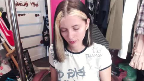 Snapshot of valeriaxkiss chatting on 02.22.25 ValeriaXKiss online show from 02.22.25