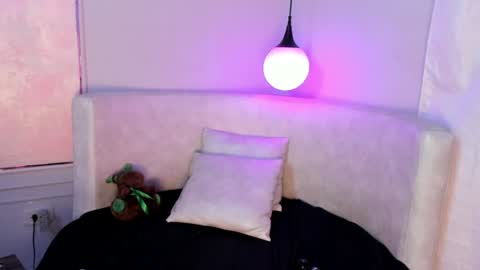 Valeria GomezGMT-5 2200-0600 online show from 12.13.24