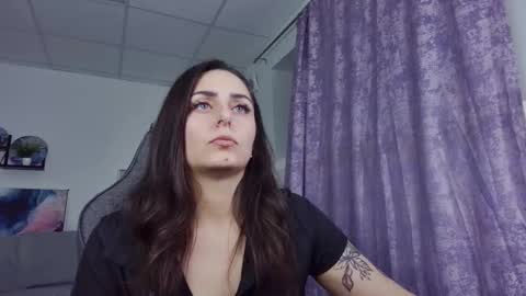 Snapshot of valeriiemills chatting on 11.24.25 Valerie online show from 11.24.25