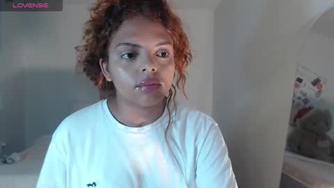 Snapshot of valientegirl_ chatting on 12.01.25 VALIENTE online show from 12.01.25