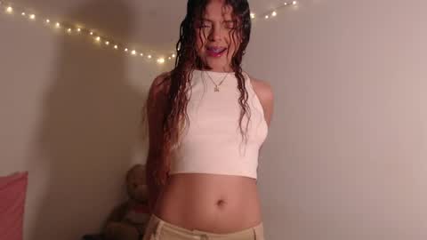 Snapshot of valientegirl_ chatting on 04.22.26 VALIENTE online show from 04.22.26