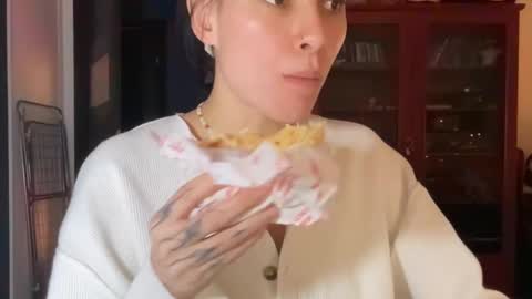 Snapshot of valorant_girl chatting on 02.18.25 Little Devil online show from 02.18.25