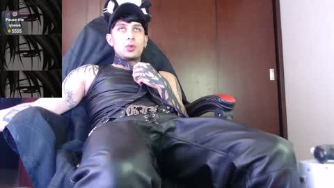 Snapshot of vampiredavyd chatting on 12.29.24 david guzman i model independenthelp me with a thumbs up online show from 12.29.24