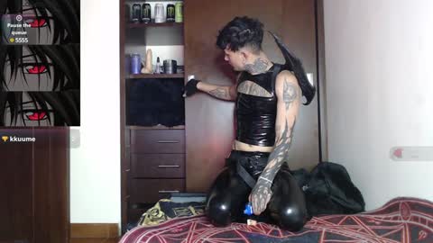 Snapshot of vampiredavyd chatting on 01.07.25 david guzman i model independenthelp me with a thumbs up online show from 01.07.25