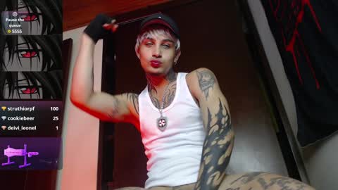 Snapshot of vampiredavyd chatting on 01.11.25 david guzman i model independenthelp me with a thumbs up online show from 01.11.25