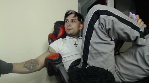 Snapshot of vampiredavyd chatting on 01.17.25 david guzman i model independenthelp me with a thumbs up online show from 01.17.25