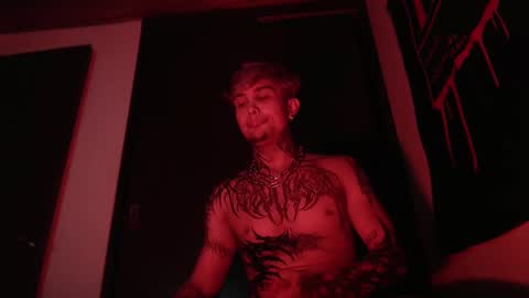 Snapshot of vampiredavyd chatting on 02.11.25 david guzman i model independenthelp me with a thumbs up online show from 02.11.25