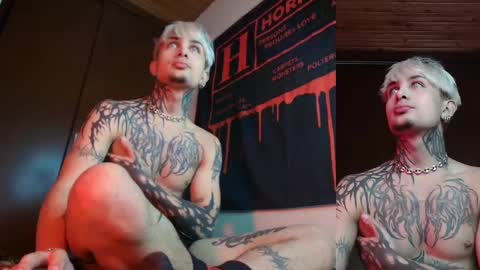 Snapshot of vampiredavyd chatting on 02.26.25 david guzman i model independenthelp me with a thumbs up online show from 02.26.25