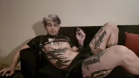 Snapshot of vampiredavyd chatting on 03.05.25 david guzman i model independenthelp me with a thumbs up online show from 03.05.25