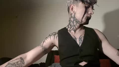 Snapshot of vampiredavyd chatting on 03.07.25 david guzman i model independenthelp me with a thumbs up online show from 03.07.25