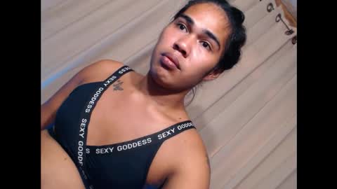 Snapshot of vampy_ebony_laxine chatting on 10.20.25 vampy_ebony_laxine online show from 10.20.25