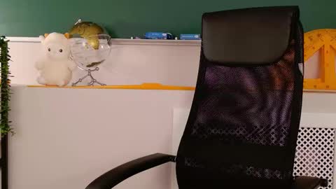 Snapshot of vanessafields chatting on 10.28.25 Vanessa online show from 10.28.25