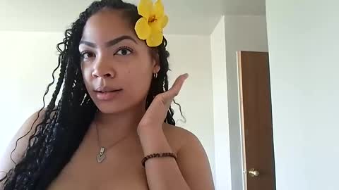 Snapshot of vanessareign chatting on 09.30.25 vanessareign online show from 09.30.25