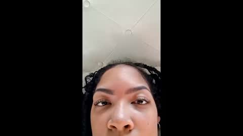 Snapshot of vanessareign chatting on 10.04.25 vanessareign online show from 10.04.25