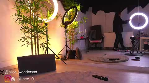 Vanessa Simon online show from 03.04.25