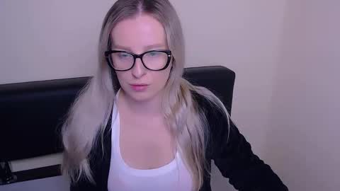 Mia online show from 09.19.25