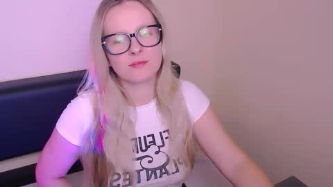 Mia online show from 10.04.25