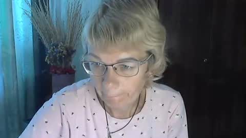 Snapshot of vanillaxcreamy chatting on 10.04.25 Vanillaxcreamy online show from 10.04.25