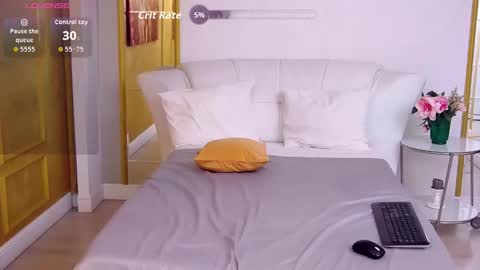 Snapshot of vanilux_butter chatting on 10.04.25 Vanilux online show from 10.04.25