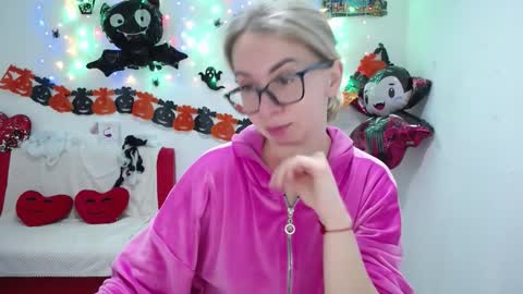 Snapshot of vasilisasii chatting on 10.20.25 Vasilisa online show from 10.20.25