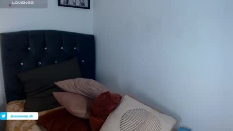 Vee Simons online show from 02.04.25