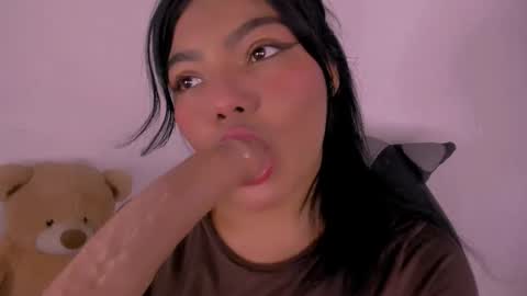 Snapshot of veky_saliva01 chatting on 10.26.25 camila online show from 10.26.25