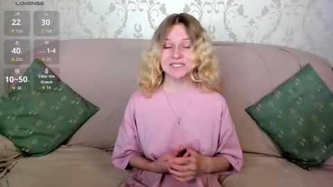 Snapshot of velvet_peach_ chatting on 09.10.25 velvet_peach_ online show from 09.10.25