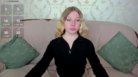 Snapshot of velvet_peach_ chatting on 09.11.25 velvet_peach_ online show from 09.11.25