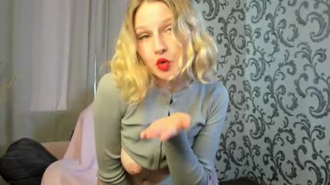 Snapshot of velvet_peach_ chatting on 10.05.25 velvet_peach_ online show from 10.05.25