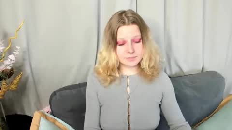 Snapshot of velvet_peach_ chatting on 11.06.25 velvet_peach_ online show from 11.06.25