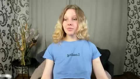 Snapshot of velvet_peach_ chatting on 11.19.25 velvet_peach_ online show from 11.19.25