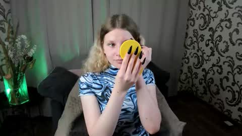 Snapshot of velvet_peach_ chatting on 11.21.25 velvet_peach_ online show from 11.21.25